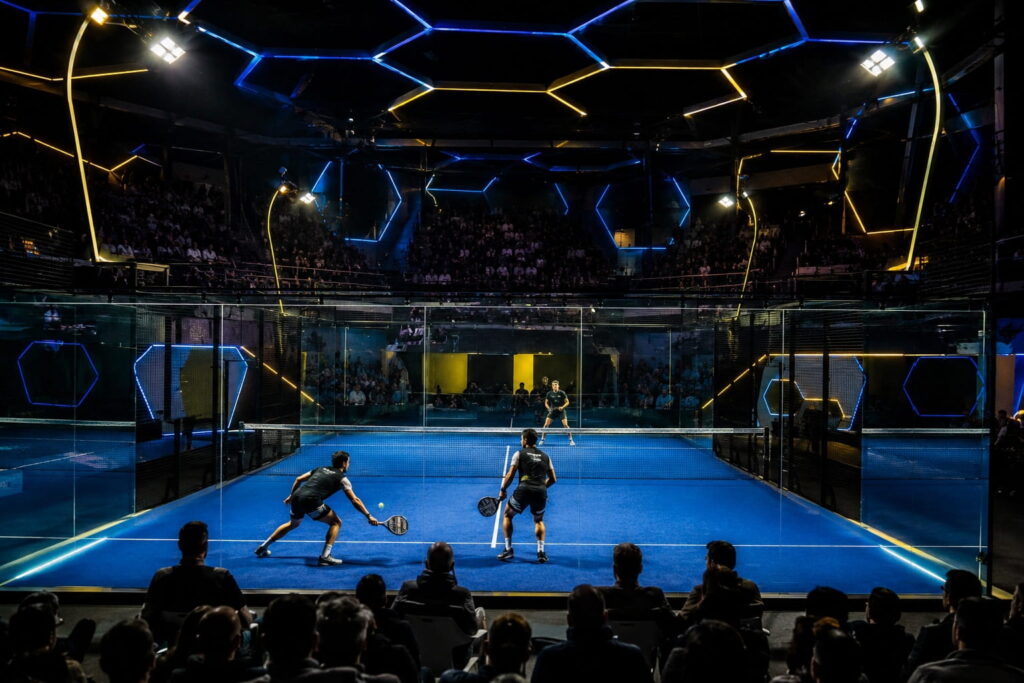 Estadio de pádel profesional con jugadores durante un evento deportivo